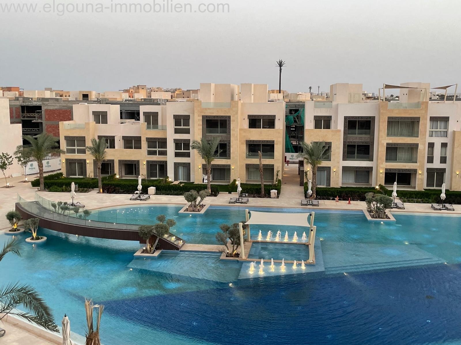 Pool Gebäudeansicht