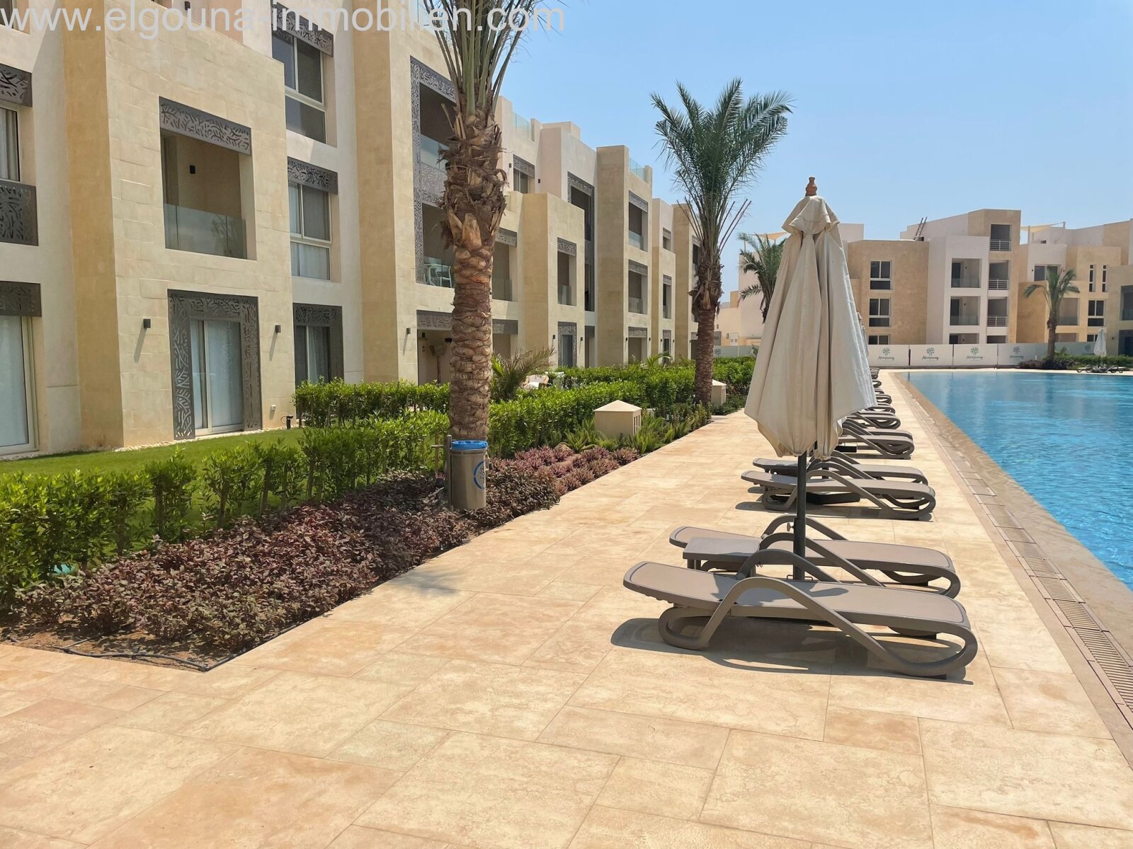 Pool Gebäudeansicht