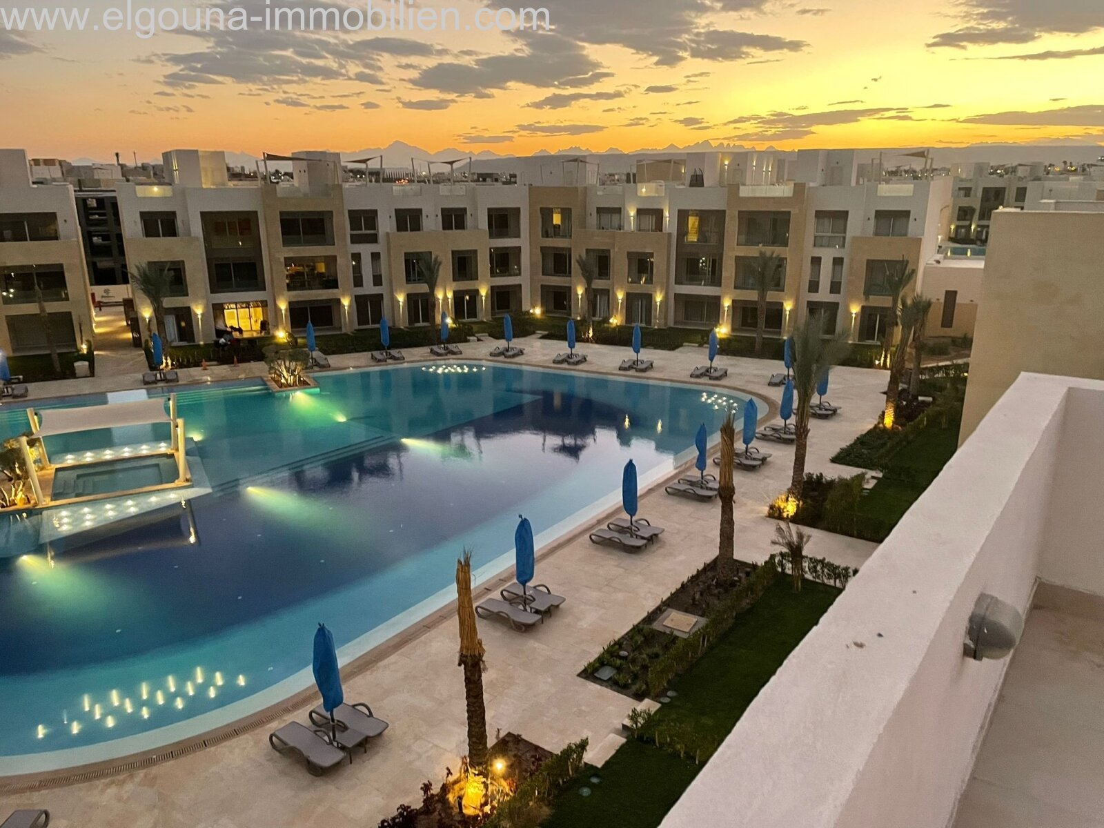 Pool Gebäudeansicht