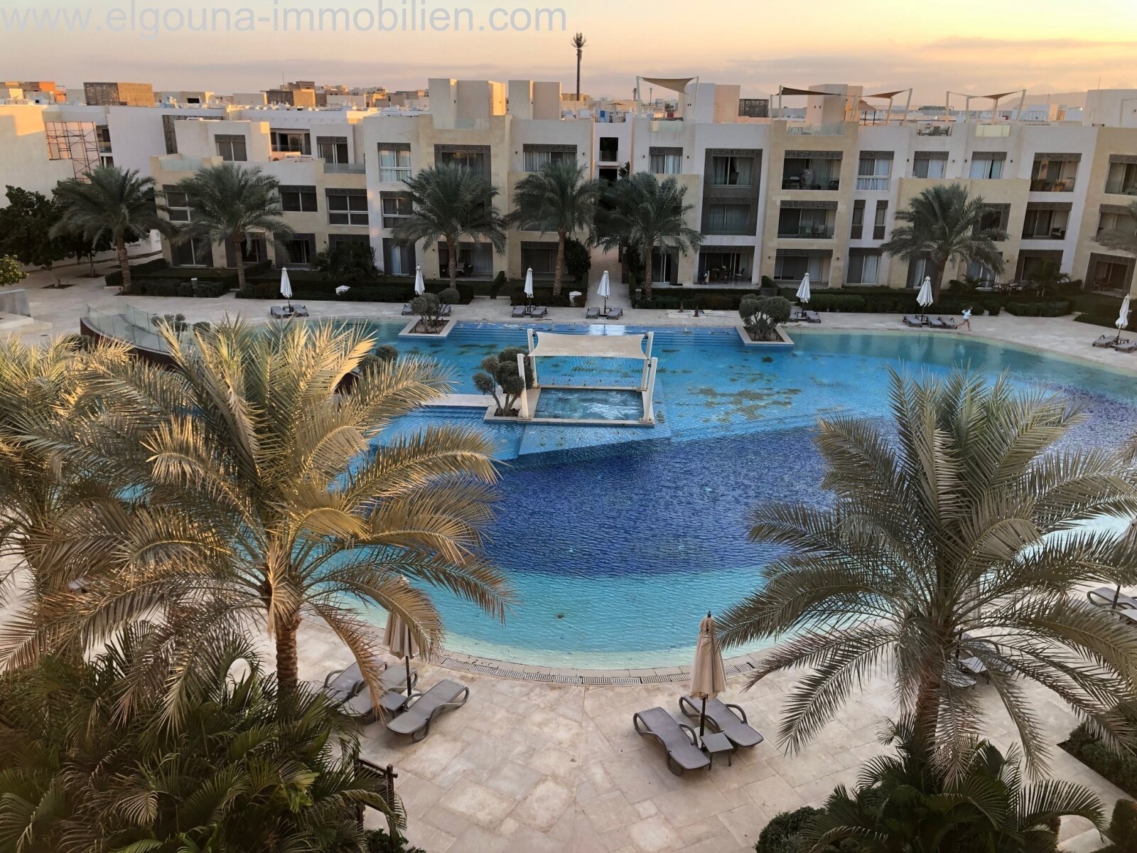 Pool Gebäudeansicht